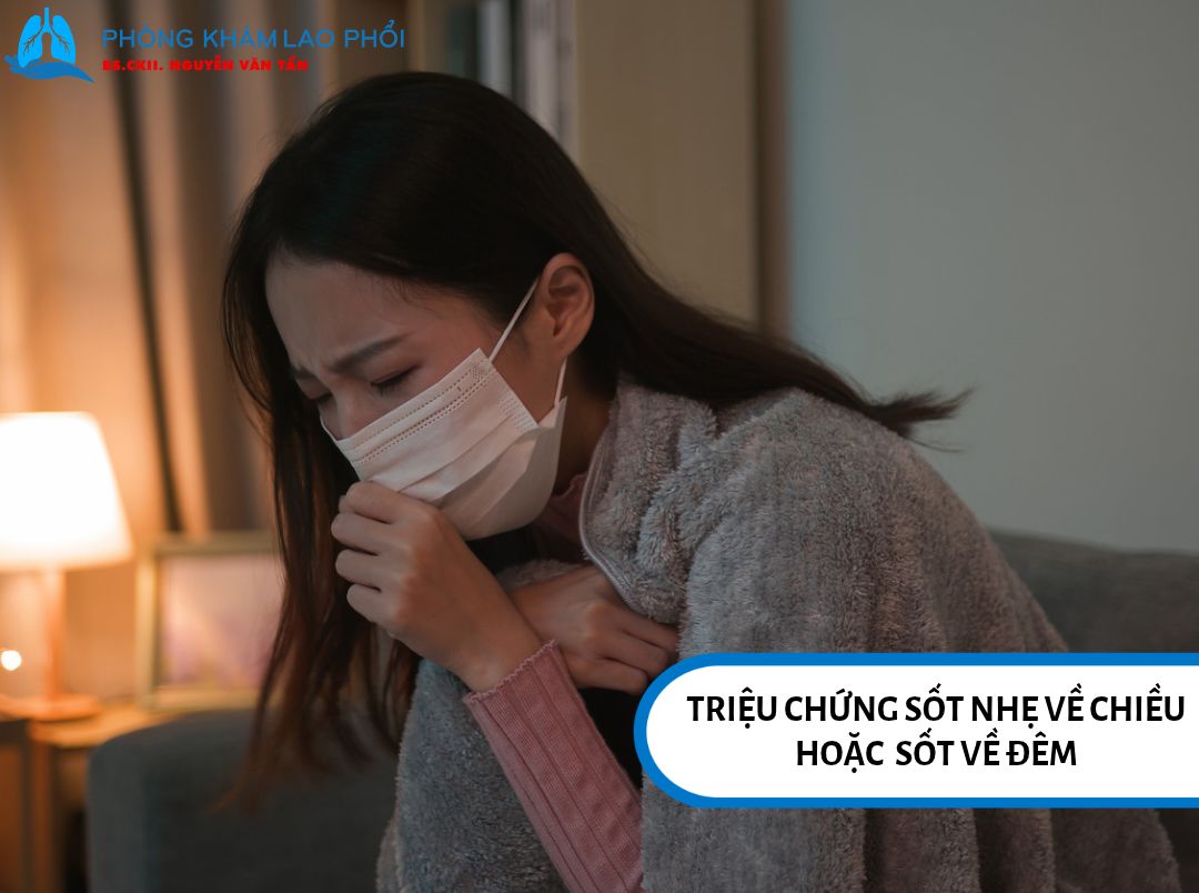 Sốt nhẹ 37,5–38,5°C thường xuất hiện vào chiều hoặc ban đêm, kèm mệt mỏi, ớn lạnh