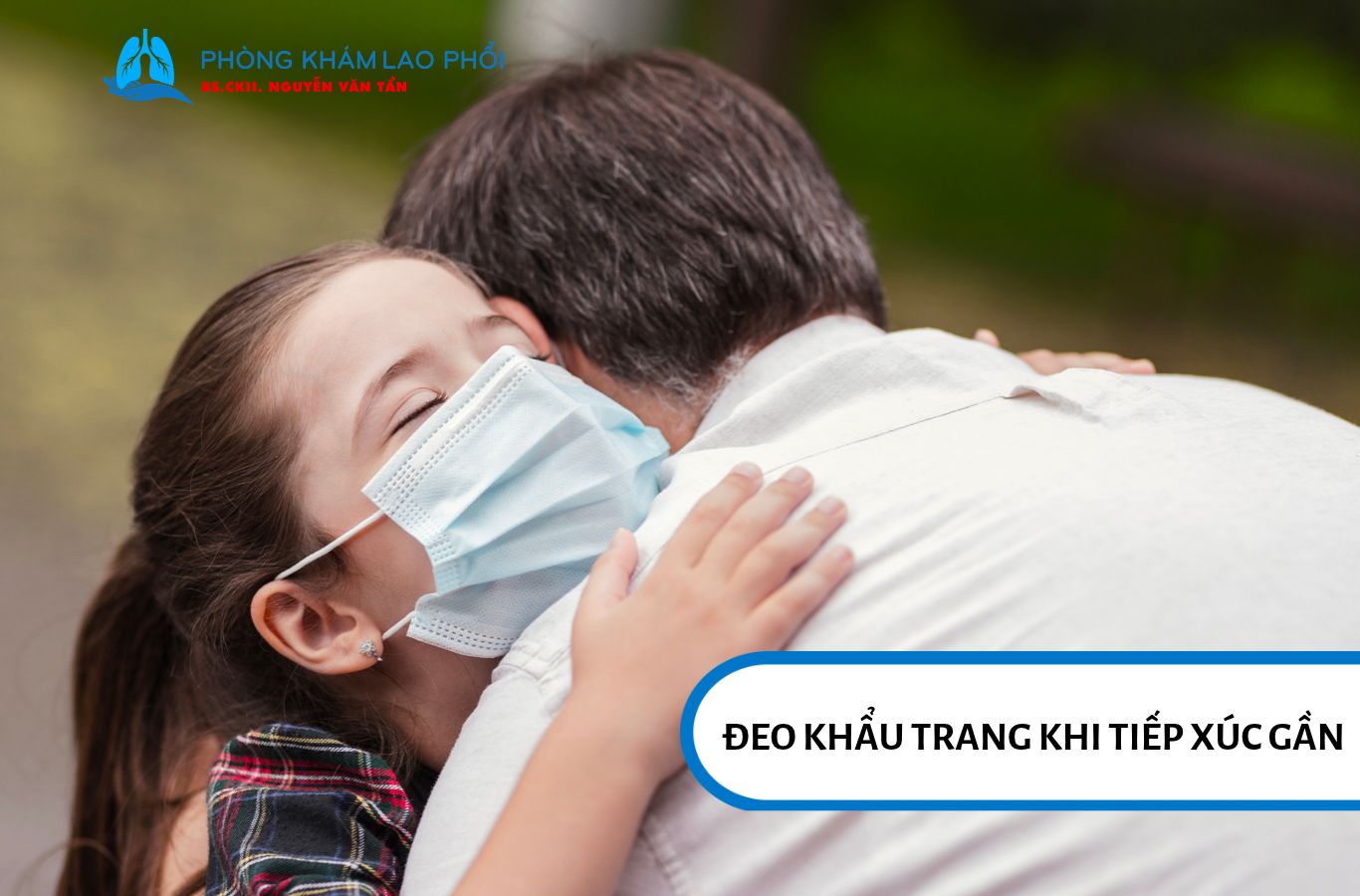 Đeo khẩu trang giúp hạn chế hít phải các hạt chứa vi khuẩn lao khi tiếp xúc gần người bệnh