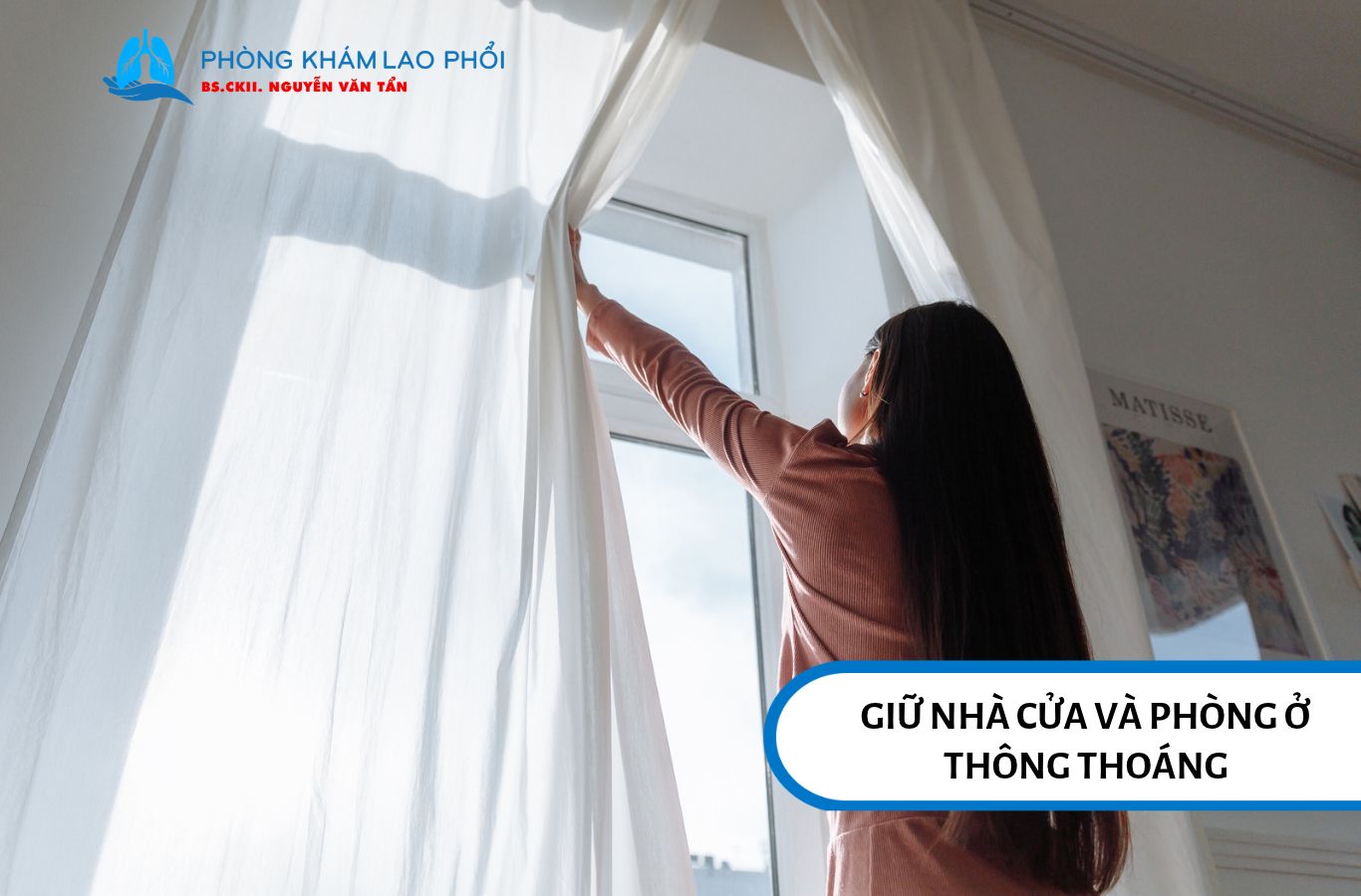Giữ phòng ở thông thoáng giúp giảm tích tụ các hạt chứa vi khuẩn lao trong không khí