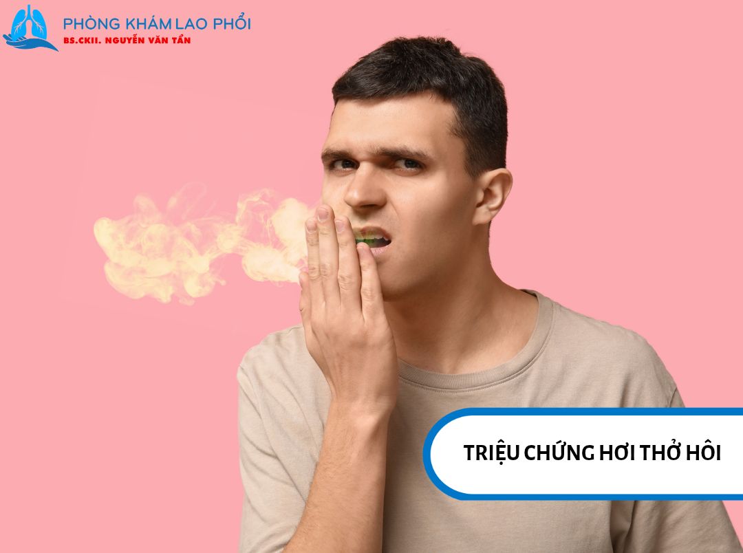 Hơi thở hôi có thể xuất hiện khi lao phổi tái phát, nhưng không phải triệu chứng đặc trưng
