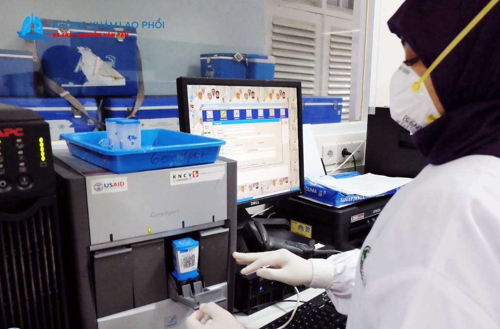 Hình ảnh bác sĩ đang làm GeneXpert tại cơ sở y tế