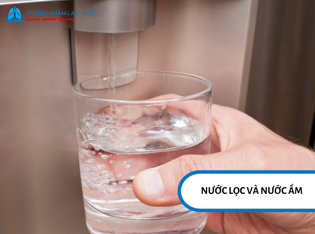 Nước lọc và nước ấm giúp bổ sung lượng nước cần thiết