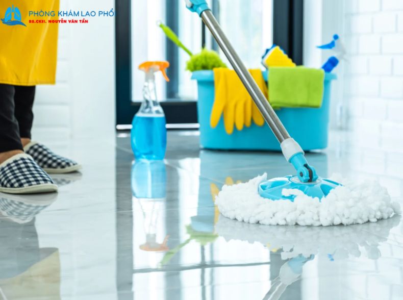 Sử dụng các chất tẩy rửa, khử trùng để vệ sinh nhà cửa