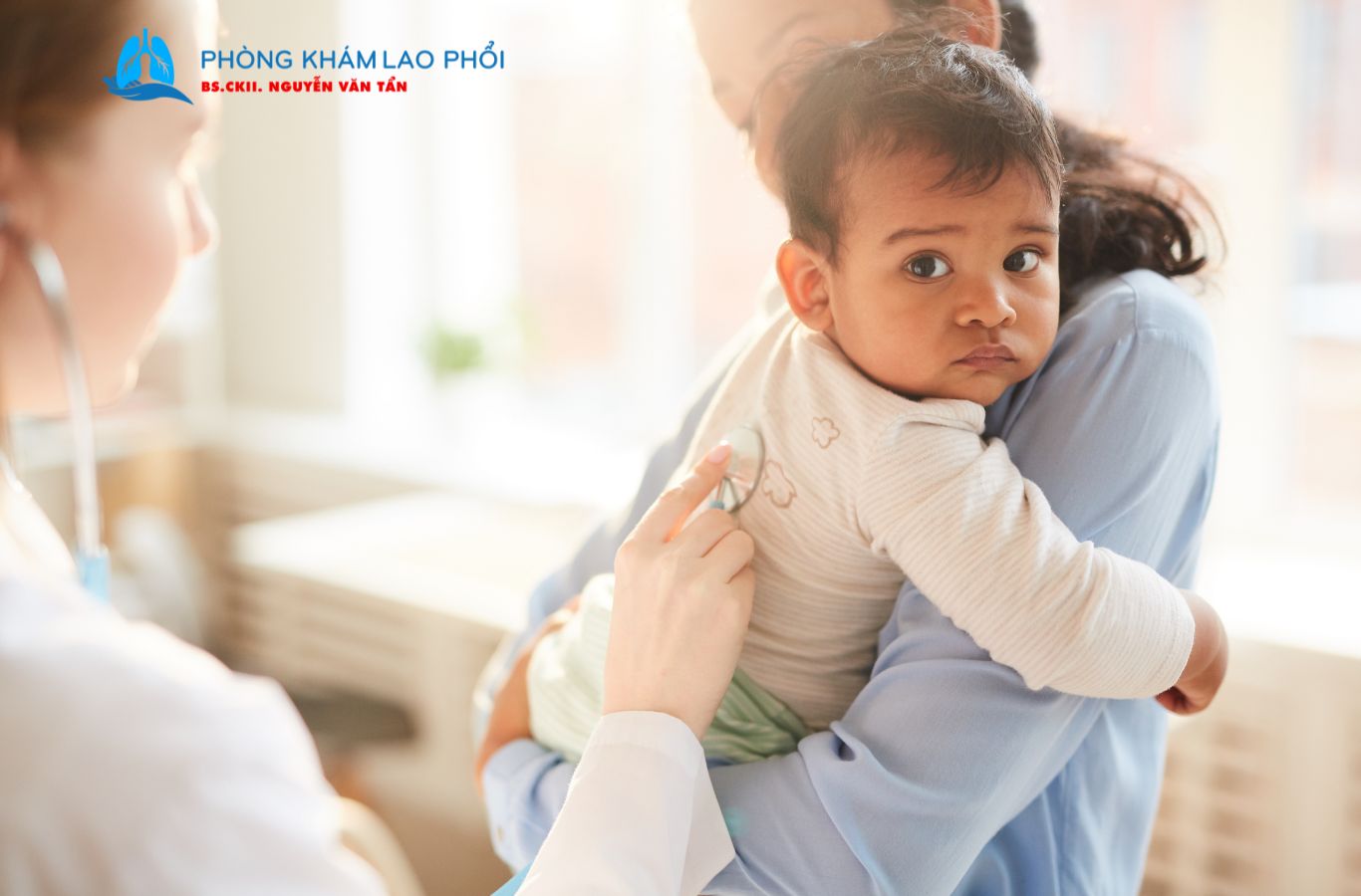 Đưa trẻ đi gặp bác sĩ khi hạch lao nách ở trẻ sưng kéo dài trên 2 tuần