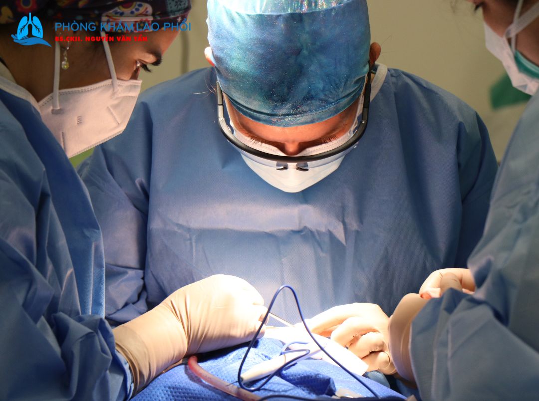 Điều trị lao hạch chủ yếu bằng thuốc kháng lao, kết hợp can thiệp ngoại khoa khi cần thiết