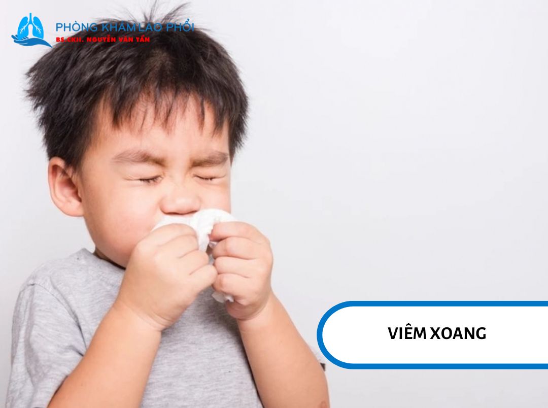 Nghẹt mũi, chảy dịch mũi, ho và cảm giác đau hoặc nặng vùng mặt có thể xuất hiện khi trẻ bị viêm xoang