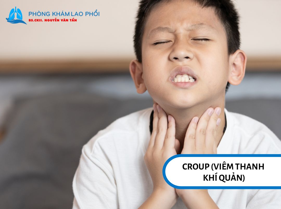 Croup thường gây ho ông ổng, khàn tiếng và có thể kèm thở rít ở trẻ