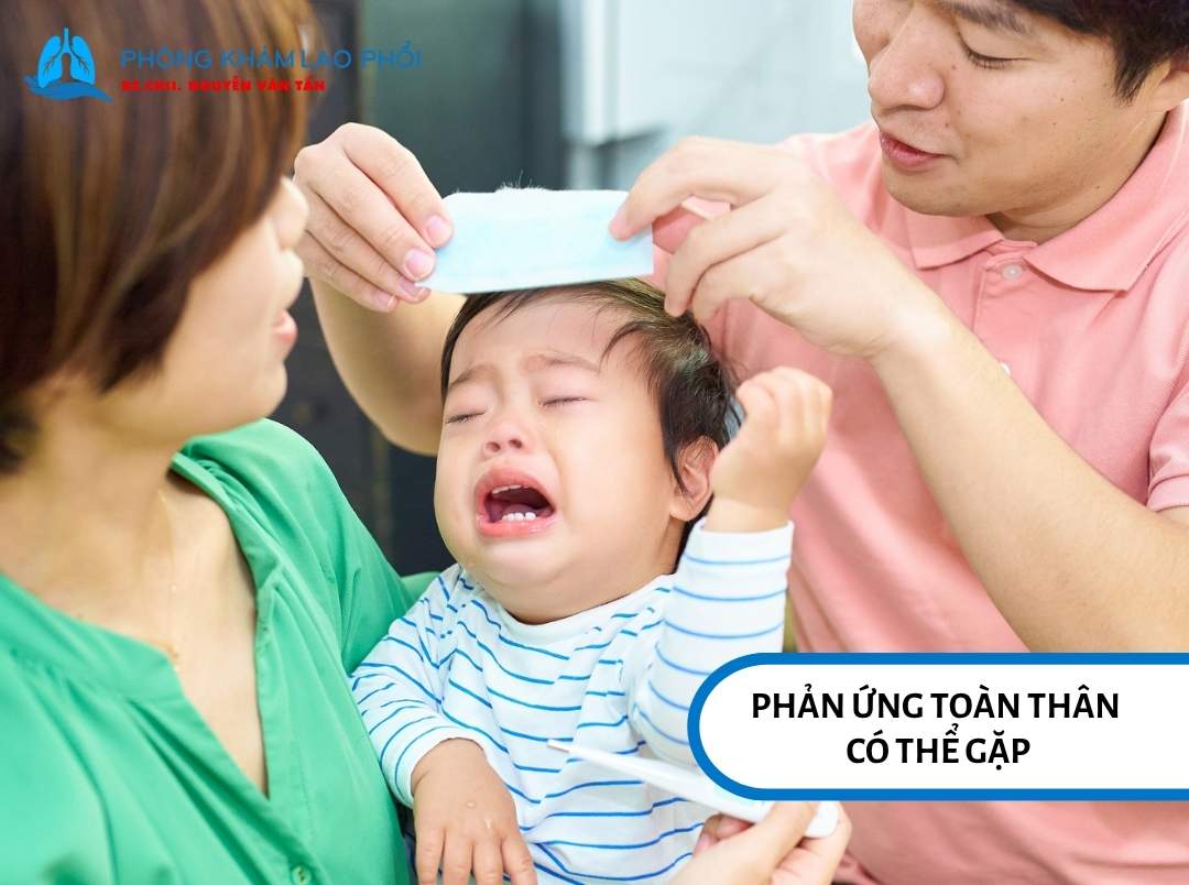 Trẻ có thể bị sốt nhẹ sau khi tiêm